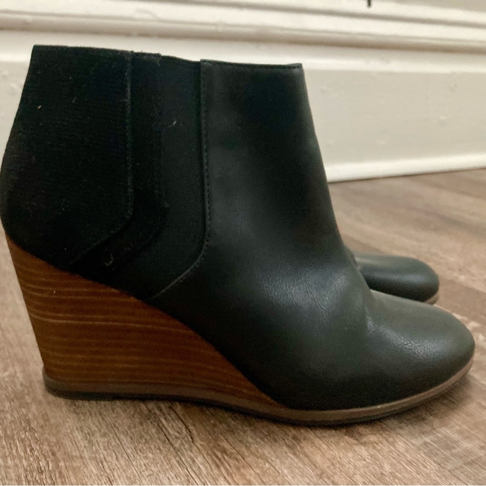 Dr Schools size 7.5  “Get Energized” Black Suede and Leather Bootie.